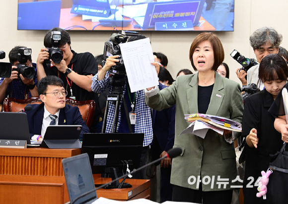18일 서울 여의도 국회 보건복지위원회에서 열린 정은경 보건복지부 장관 후보자 인사청문회에서 김미애 국민의힘 간사가 정 후보자 배우자의 주식 투자 의혹 자료 제출과 관련해 항의하고 있다. [사진=정소희 기자]
