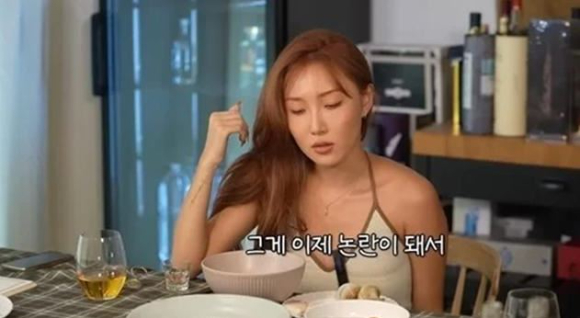 그룹 마마무 화사가 11일 오후 서울 광진구 예스24라이브홀에서 진행된 마마무(MAMAMOO) 열두 번째 미니앨범 '마이크 온(MIC ON)' 쇼케이스에서 포즈를 취하고 있다. [사진=정소희 기자]