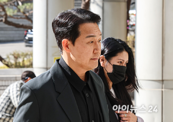 배우 박성웅이 8일 오후 서울 서초구 서울중앙지방법원에서 열린 임성근 전 해병대 1사단장의 국회증언감정법 위반 사건 관련 공판에 증인으로 출석하고 있다. [사진=사진공동취재단]