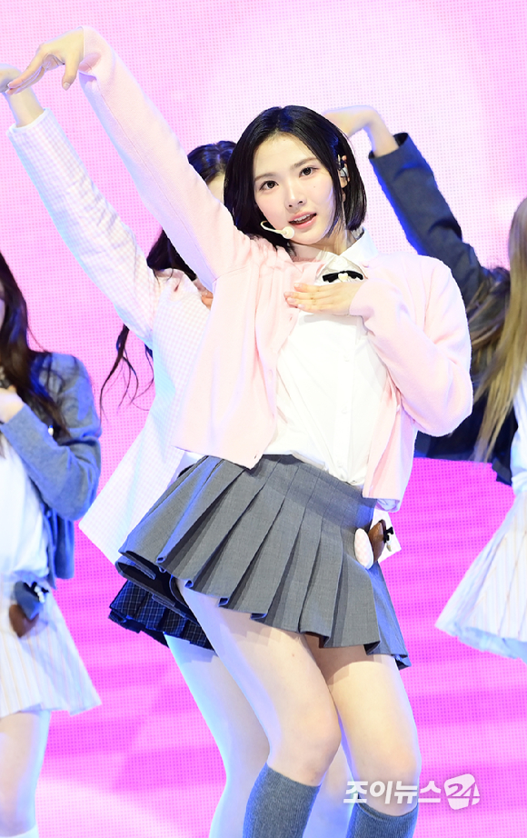 그룹 하츠투하츠 지우가 24일 오후 서울 광진구 예스24라이브홀에서 열린 하츠투하츠(Hearts2Hearts) 첫 번째 싱글앨범 '더 체이스' 발매 기념 쇼케이스에서 데뷔곡 '더 체이스' 무대를 선보이고 있다. [사진=정소희 기자]