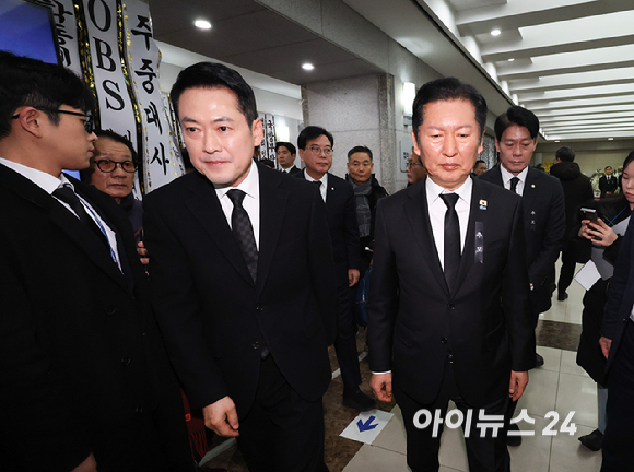 정청래 더불어민주당 대표가 30일 서울 종로구 서울대학교병원 장례식장에 마련된 고 이해찬 전 국무총리의 빈소에서 조문을 마친 장동혁 국민의힘 대표를 배웅하고 있다. [사진=사진공동취재단]