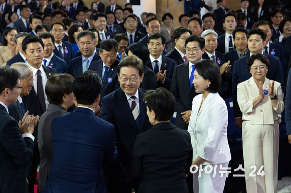 이재명 대통령과 김혜경 여사가 4일 서울 여의도 국회 의사당 중앙홀(로텐더홀)에서 제21대 대통령 취임선서에 참석하며 의원 및 내외빈들로부터 축하를 받고 있다. [사진=국회시잔취재단]