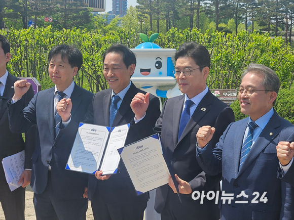 우상호(왼쪽 두번째) 더불어민주당 강원도지사 후보와 정원오(왼쪽 세번째) 더불어민주당 서울시장 후보가 6일 서울 여의도 국회 분수대 앞에서 강원-서울 상생협력 공동선언문에 서명한 뒤 기념 촬영을 하고 있다. [사진=홍성효 기자]