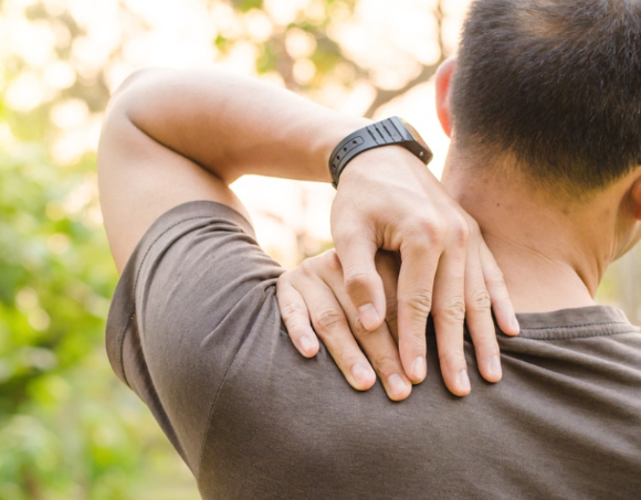  등에 나타나는 특정 통증이 췌장암 등 심각한 질환의 신호일 수 있다는 전문가 설명이 나왔다. 사진은 본 기사 내용과 무관. [사진=Coastal Orthopedics]
