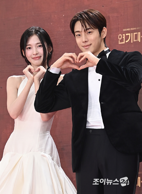 배우 아린, 유정후가 31일 오후 서울 여의도 KBS에서 열린 2025 KBS 연기대상&nbsp;레드카펫 포토월 행사에서 포즈를 취하고 있다. [사진=곽영래 기자]