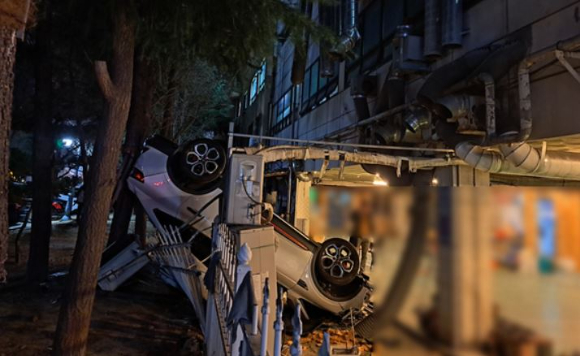 부산 한 상가 주차장에서 음주운전 차량이 외벽을 뚫고 3층에서 추락하는 사고가 발생했다. 사진은 해당 사고 상황. [사진=부산 북부경찰서]