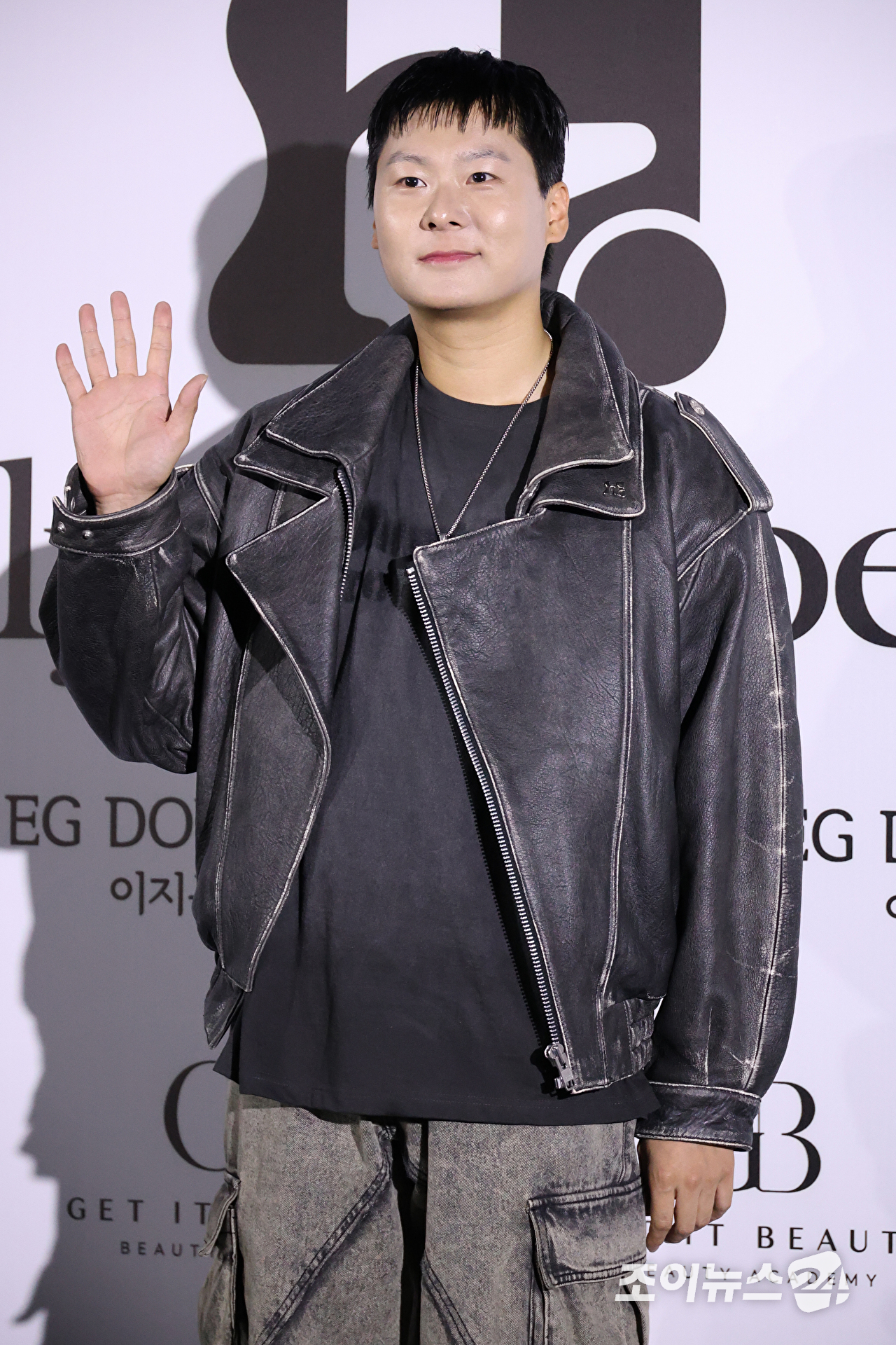 가수 장문복이 1일 오후 서울 중구 동대문디자인플라자에서 진행된 2027 S/S 서울패션위크 '홀리넘버세븐' 컬렉션에 참석해 포즈를 취하고 있다. [사진=문수지 기자]