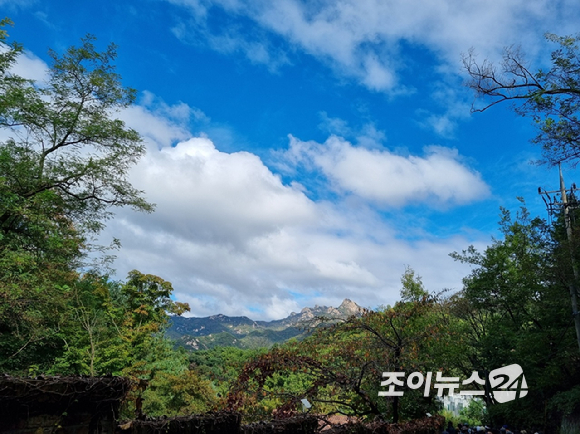 19일 서울 종로구 부암동 백사실 계곡에서 '스타 고우리와 함께 하는 제10회 희망찾기 등산·트레킹 교실'이 열렸다. 저 멀리 보이는 북한산 보경봉.[사진=조이뉴스24 포토DB]