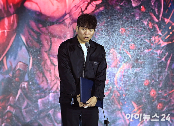 기술&middot;창작상 기획/시나리오&사운드 부분을 수상한 데브캣 김동건 대표가 12일 오후 부산 해운대구 벡스코에서 열린 '2025 대한민국 게임대상'에서 소감을 전하고 있다. [사진=곽영래 기자]
