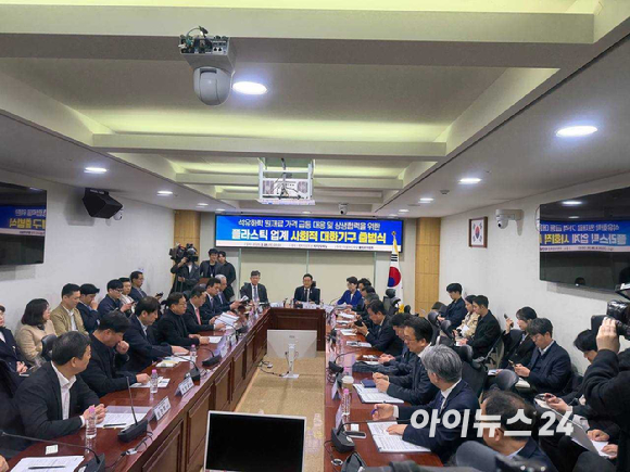 26일 서울 영등포구 국회 의원회관에서 '유가급등에 따른 가격안정과 상생협력을 위한 주유소-정유업계 사회적 대화기구'가 출범했다.[사진=이한얼 기자]