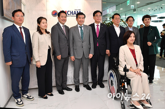 장동혁 국민의힘 대표와 제임스 김 주한미국상공회의소 회장이 4일 오후 서울 여의도 주한미국상공회의소에서 열린 국민의힘-주한미국상공회의소(AMCHAM) 간담회에 앞서 기념촬영을 하고 있다. [사진=곽영래 기자]