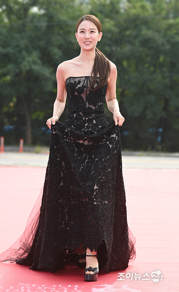 배우 장희령이 2일 오후 서울 여의도 KBS홀에서 열린 '서울드라마어워즈 2025' 레드카펫 행사에 참석하고 있다. [사진=곽영래 기자]