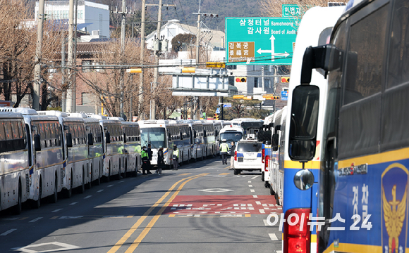 윤석열 대통령에 대한 탄핵심판 4차 변론이 열린 23일 오후 서울 종로구 헌법재판소 인근 도로에 차량통행이 제한되고 있다. [사진=사진공동취재단]