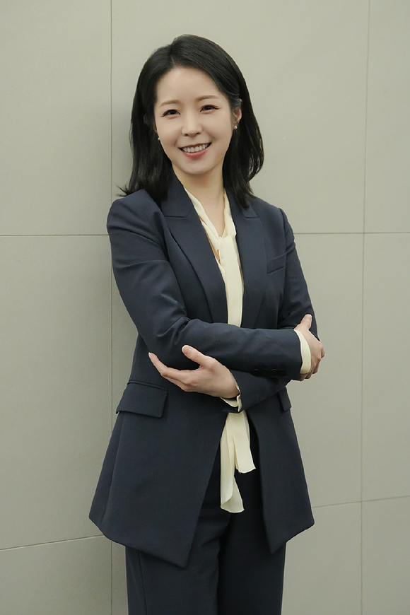 웨이브 오리지널 '배팅 온 팩트' 출연자 강전애, 박성민이 인터뷰를 진행했다. [사진=웨이브 ]