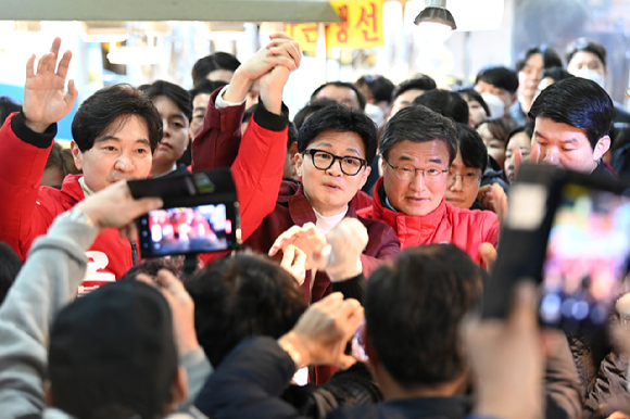 한동훈 국민의힘 비상대책위원장이 14일 부산 북구 구포시장을 방문해 총선 후보들과 함께 시민들에게 인사하고 있다. (공동취재) 2024.03.14. [사진=뉴시스]