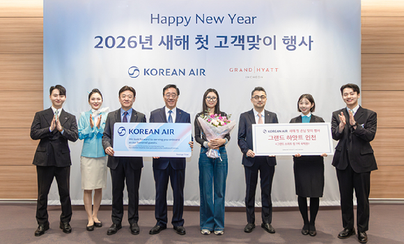 대한항공은 2026년 1월 1일 새벽 인천국제공항에서 '새해 첫 고객 맞이 행사'를 열었다. 사진은 좌측 세 번째부터 송기원 인천여객서비스지점장, 고광호 여객사업본부장, 새해 첫 고객, 이동협 여객운송부 담당 등 관계자들이 기념사진을 촬영하는 모습 [사진=대한항공]