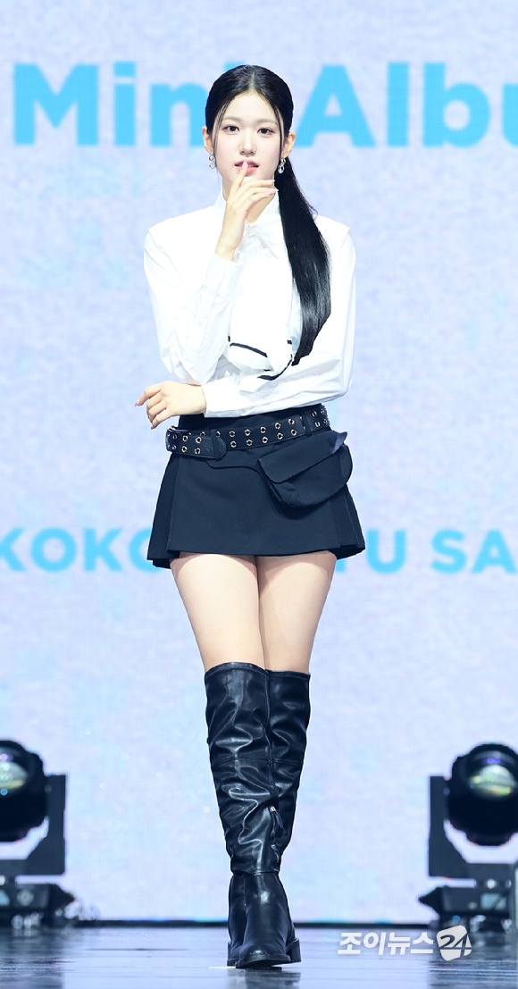 그룹 이즈나 윤지윤이 25일 오후 서울 광진구 광장동 예스24라이브홀에서 열린 izna(이즈나) 미니 1집 'N/a' 발매 기념 데뷔 쇼케이스에 참석해 포토타임을 갖고 있다. [사진=정소희 기자]