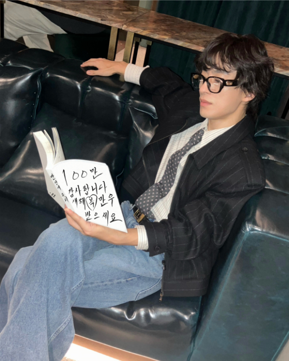 배우 구교환이 영화 '만약에 우리' 100만 돌파 소감을 전하고 있다. [사진=(주)쇼박스]