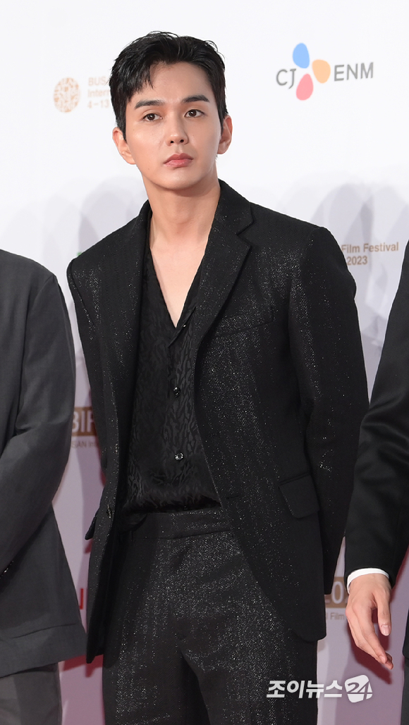 배우 유승호가 4일 오후 부산 영화의전당에서 진행된 제28회 부산국제영화제(BIFF) 개막식에 참석해 레드카펫을 밟고 있다. [사진=정소희 기자]