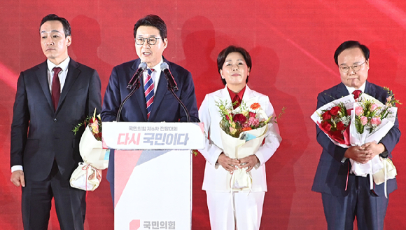 22일 오후 충북 청주 오스코에서 열린 국민의힘 제6차 전당대회에서 결선 진출자로 확정된 김문수 후보와 장동혁 후보가 각각 연설에 나서고 있다. [사진=곽영래 기자]