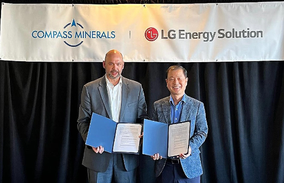 28일(현지시간) LG에너지솔루션이 미국 컴파스 미네랄과 탄산, 수산화리튬 공급에 대한 MOU를 체결했다. (오른쪽부터) LG에너지솔루션 김동수 전무, 컴파스 미네랄 크리스 얀델(Chris Yandell) 대표 [사진=LG에너지솔루션]