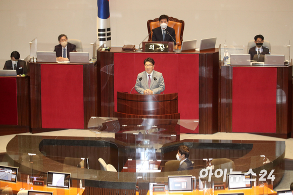 국회 운영위원장에 선출된 권성동 의원이 22일 서울 여의도 국회에서 열린 본회의에서 당선인사를 하고 있다. [사진=김성진 기자]