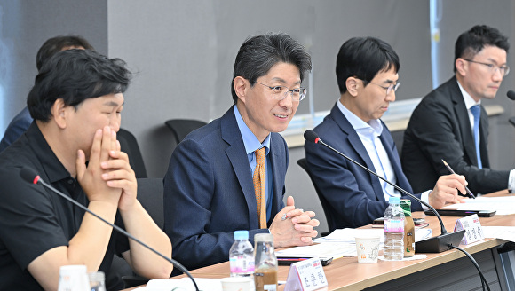 정장수 대구시 경제부시장(왼쪽 두번째)이 23일 유통업상생발전협의회를 주재하고 있다. [사진=대구시]