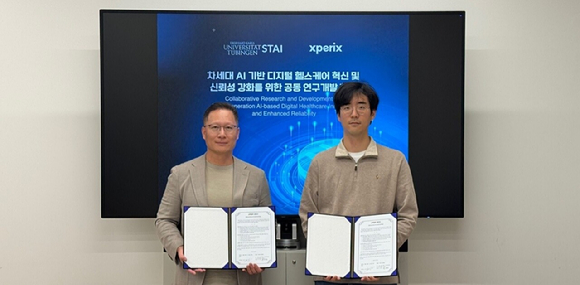윤상철 엑스페릭스 대표이사(왼쪽)가 독일 튀빙겐대학교 오성준 교수(STAI 리더)와 차세대 AI 기반 디지털 헬스케어 및 신뢰성 강화를 위한 공동 연구개발 계약을 체결한 뒤 기념촬영을 하고 있다. [사진=엑스페릭스]