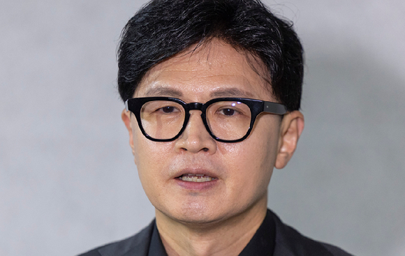 무소속 한동훈 의원이 지난 15일 국회 의원회관에서 열린 토론회에 참석한 뒤 취재진과 가진 간담회에서 김승원 법무부 장관 후보자와 더불어민주당 김민석 대표의 SNS 메시지와 관련해 발언하고 있다. 2026.9.15 [사진=연합뉴스]