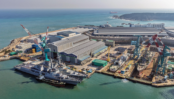 HD현대중공업 울산 조선소에 집결한 최신예 이지스 구축함 1~3번함 '정조대왕함&middot;다산정약용함&middot;대호김종서함'의 모습. [사진=HD현대]