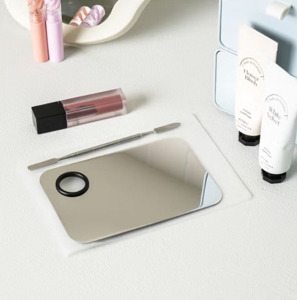 아성다이소 '믹싱 팔레트, 스패츌러 세트' [사진=아성다이소]