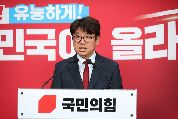  6&middot;3 지방선거-재보선 사전 투표를 하루 앞둔 28일 경기 평택을 국회의원 재선거에 출마한 국민의힘 유의동 후보가 서울 여의도 중앙당사에서 보수 단일화와 관련한 기자회견을 하고 있다. 2026.5.28 [사진=연합뉴스]