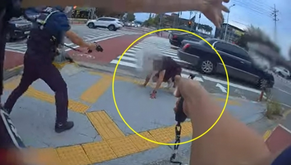 경찰이 지난달 27일 오후 6시 27분쯤 충부 청주시 상당구 인근에서 권총을 사용해 단시간에 흉기 난동범을 제압했다. [사진=경찰청 페이스북]