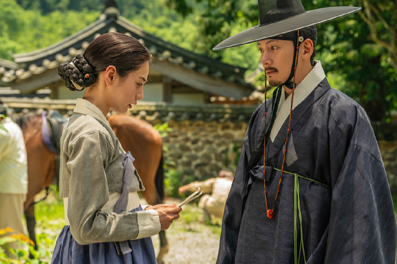 배우 손예진과 지창욱이 넷플릭스 시리즈 '스캔들'에서 호흡을 맞추고 있다. [사진=넷플릭스]