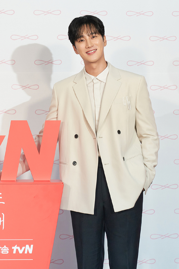 배우 안보현이 14일 온라인으로 진행된 tvN 새 토일드라마 '이번 생도 잘 부탁해' 제작발표회에 참석해 포즈를 취하고 있다. [사진=tvN]