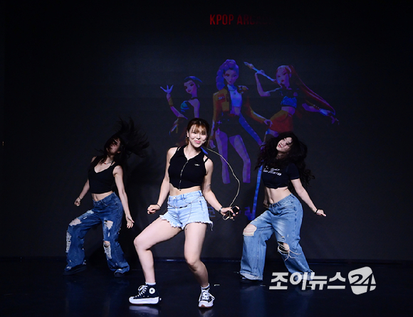 8일 서울 마포구 서교동 온맘씨어터에서 '케이팝 아케이드'(KPOP ARCADE) 그랜드 오픈 행사 '케이팝 데몬 헌터스 싱어롱 페스티벌'(KPOP DEMON HUNTERS SINGALONG FESTIVAL)이 개최됐다. 댄스팀 네스티 NASTY(최유빈 김다희 김민서)가 '소다팝'과 '골든' 댄스수업을 진행하고 있다. [사진=정소희 기자]