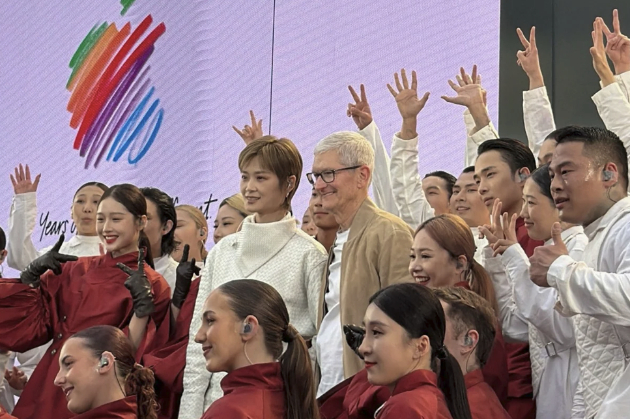 팀 쿡 애플 최고경영자(CEO)가 중국 청두를 찾아 애플 창립 50주년 기념행사에 참석했다. [사진=웨이보]