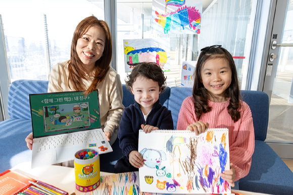 어린이 모델이 지니 TV 키즈랜드 &lsquo;함께 그린 책 3&rsquo; 어린이 작가 공모전과 부모 교육 워크숍을 소개하는 모습 [사진=KT]