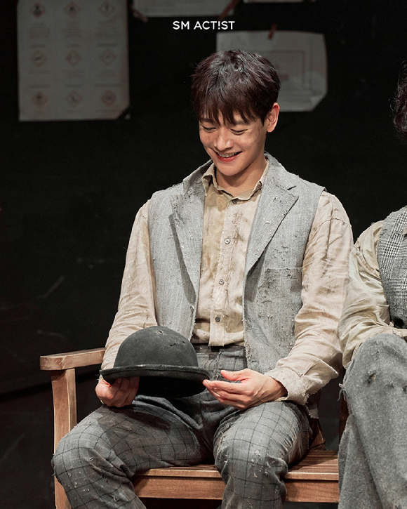 샤이니 최민호가 연극 '고도를 기다리며를 기다리며'에서 열연하고 있다. [사진=SM엔터테인먼트]