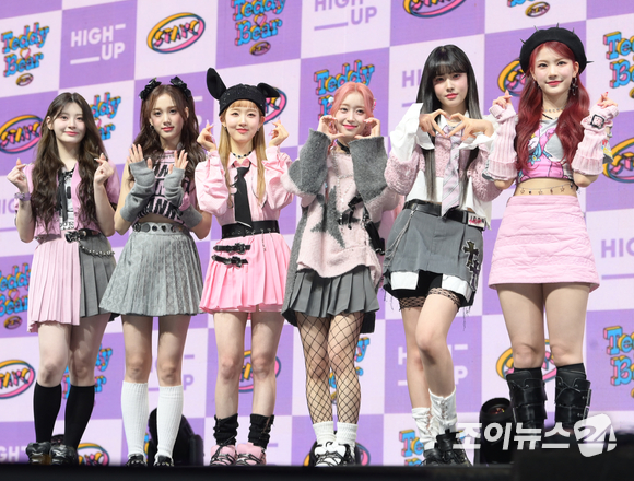 그룹 스테이씨가 14일 오후 서울 광진구 자양동 예스24라이브홀에서 열린 스테이씨(STAYC) 네 번째 싱글앨범 '테디베어(Teddy Bear)' 발매 쇼케이스에서 포즈를 취하고 있다. [사진=정소희 기자]