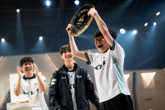 디플러스 기아가 지난 19일(현지시간) 열린 이스포츠 월드컵 2026(EWC) 리그 오브 레전드(LoL) 종목 결승에서 프랑스 카르민 코프를 꺾고 우승을 차지했다. [사진=이스포츠 재단]