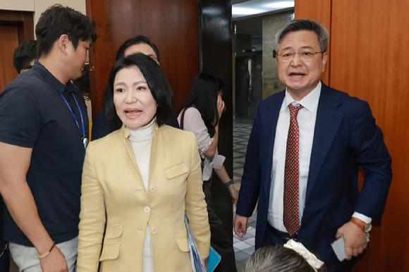 국민의힘 이진숙 의원이 8일 국회 과학기술정보방송통신위원회 전체회의에서 '이진숙 위원 본인 관련 안건에 대한 발언&middot;표결 회피 촉구 결의안' 표결에 들어가자 퇴장하며 더불어민주당 의원들을 향해 항의하고 있다. 2026.9.8 [사진=연합뉴스]