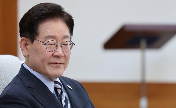 이재명 대통령이 지난 17일 청와대에서 진행된 국제에너지기구(IEA) 사무총장과의 접견에서 파티 비롤 사무총장의 발언을 듣고 있다. [사진=연합뉴스]