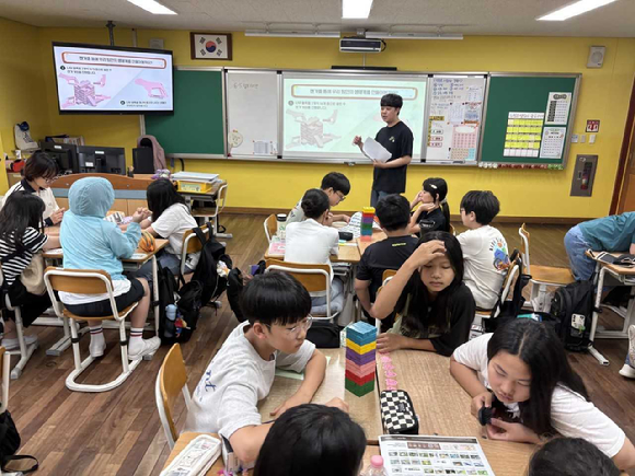 LG화학이 예천초등학교에서 초등학생을 대상으로 생물다양성 교육을 진행하고 있다. [사진=LG화학]