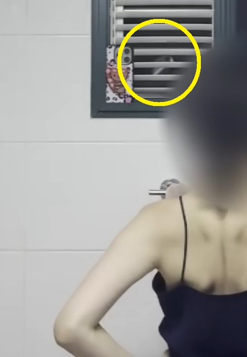 화장실 창문 밖에서 누군가 핸드폰 카메라를 들이미는 순간이 찍혔다. [사진=JTBC 사건반장 캡쳐]