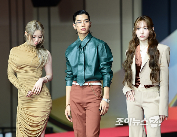 그룹 올데이 프로젝트(ALLDAY PROJECT)가 25일 오후 인천광역시 중구 운서동 인스파이어 아레나에서 열린 '2025 SBS 가요대전' 레드카펫 행사에 참석하고 있다. [사진=정소희 기자]