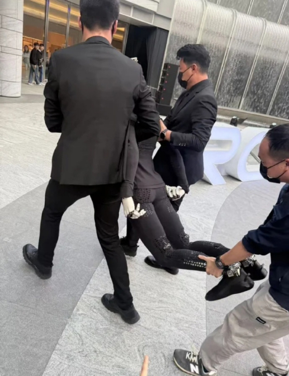 끌려나가는 샤오펑의 로봇 아이언 [사진=웨이보 캡처/연합뉴스]