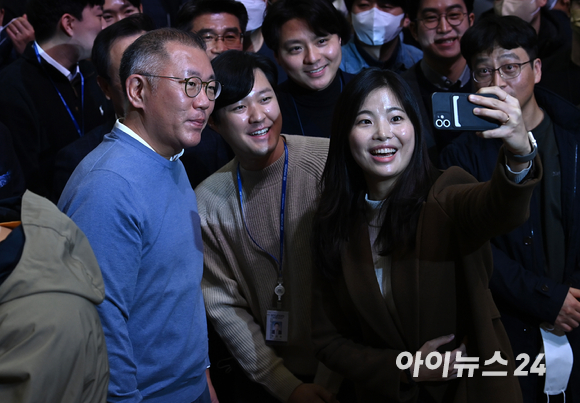 정의선 현대자동차그룹 회장이 3일 오전 경기도 화성시 현대기아자동차남양기술연구소에서 열린 2023 현대차그룹 신년회에서 임직원들과 셀카 촬영을 하고 있다. [사진=김성진 기자]