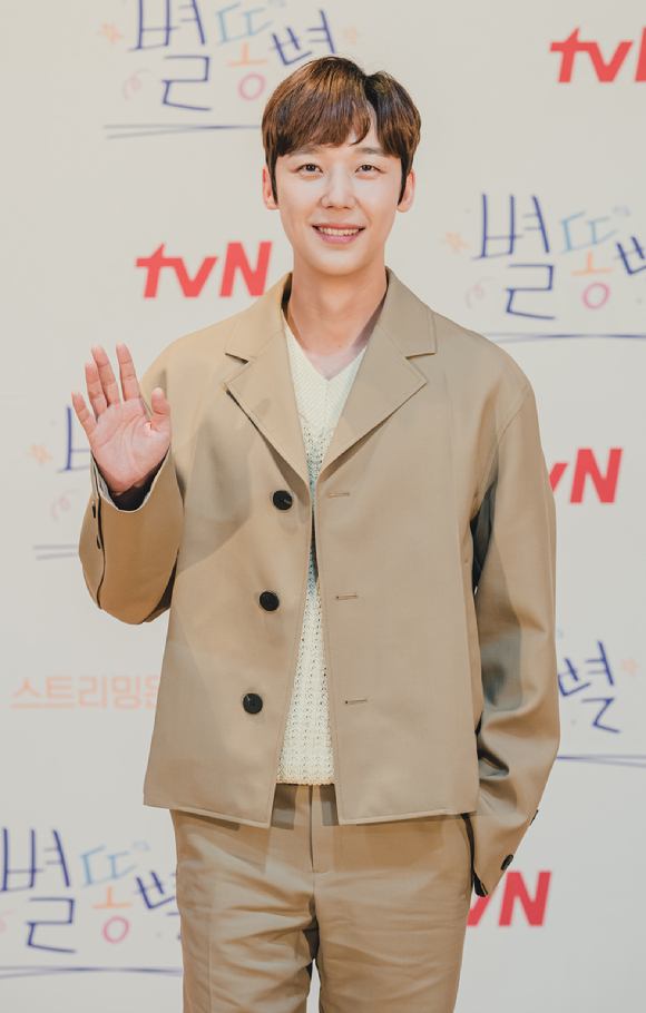 배우 윤종훈이 20일 온라인으로 진행된 tvN 새 금토드라마 '별똥별' 제작발표회에 참석해 포즈를 취하고 있다. [사진=tvN]