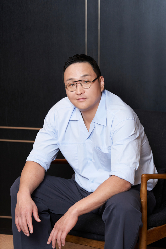 배우 구성환이 영화 '다우렌의 결혼' 인터뷰에 앞서 포즈를 취하고 있다. [사진=㈜트리플픽쳐스]